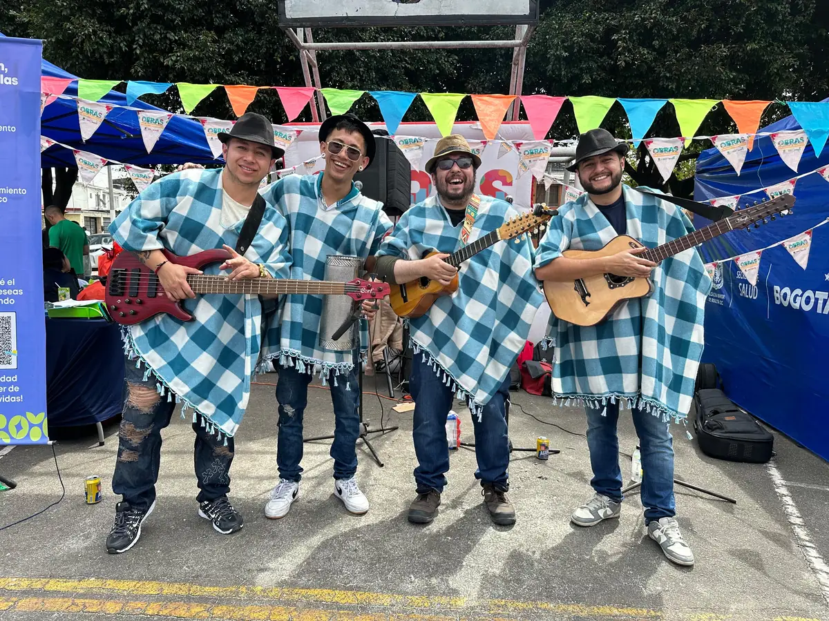 Voluntad Carranguera con ruanas tocando en un evento público en Bogotá