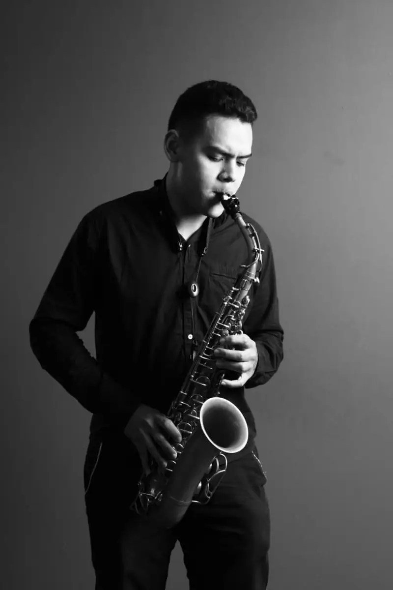 David Corpus, saxofonista para eventos en Bogotá, tocando el saxofón