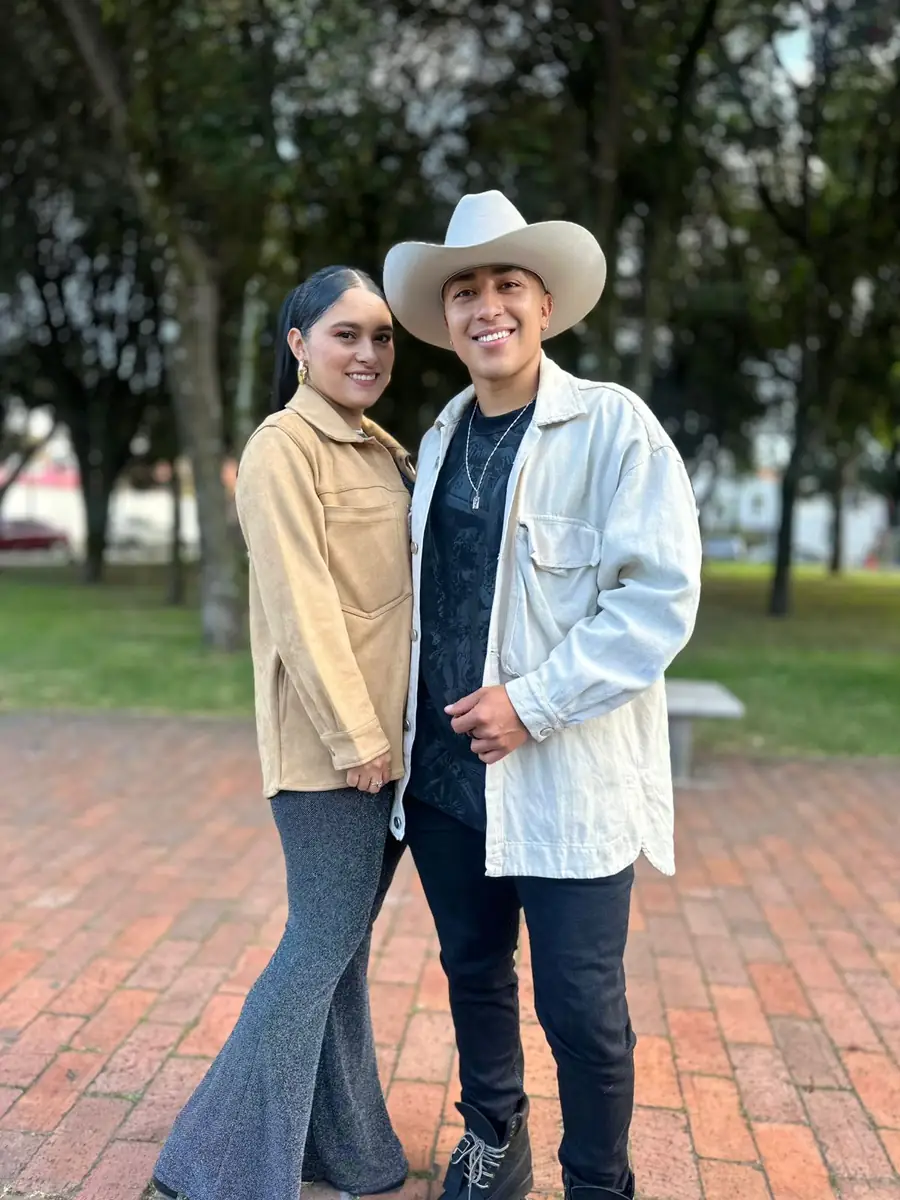 DK Musick, dueto vocal de música popular, cantando en tarima en un evento en Bogotá