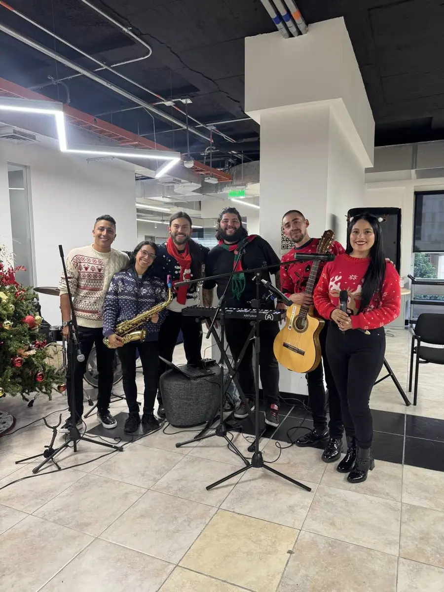 Agrupación navideña de DK Musick tocando en una novena empresarial en Bogotá