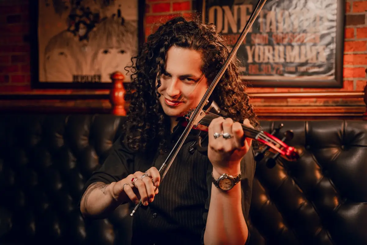 Filippo, violinista para eventos en Bogotá, tocando el violín eléctrico rojo