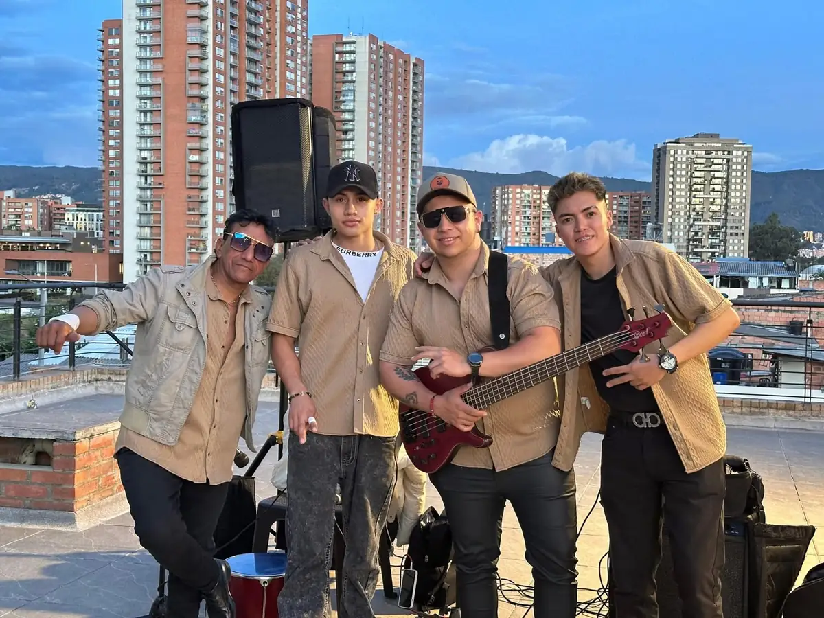 Grupo Voluntad Vallenata en una terraza con los cerros y el skyline de Bogotá al fondo
